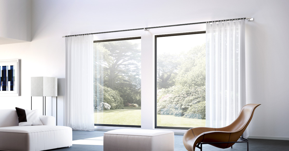 Stylische moderne Wohnzimmer mit helle Farben kombiniert (weiss und beige)